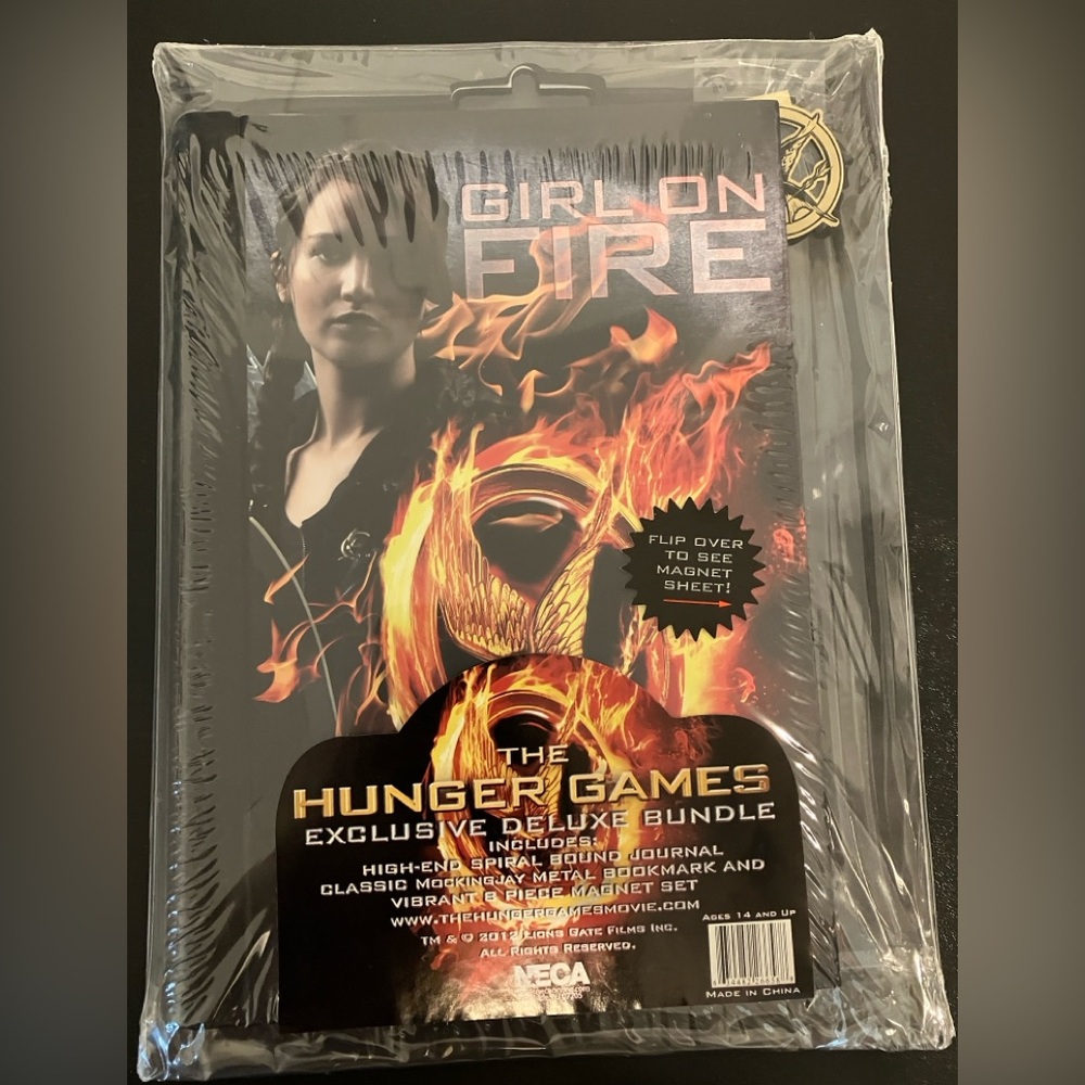The Hunger Games Exclusive Deluxe Bundle - journal, metal bookmark, +magnets
